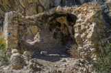 Dans les grès d'Evenos. Ruines d’une ancienne  bergerie et ses anciennes habitations troglodytes, en dessous de la barre calcaire.
