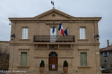 <strong>Saint-Laurent-des-Arbres</strong> <br> La mairie du XIXe. En 919, sous le règne de Louis l'Aveugle, Laudoin et son épouse Eigenracle cèdent à Foulques, évêque d'Avignon un domaine comprenant Lirac, avec son église Saint-Pierre, la villa de l'Arbre ainsi que son église Saint-Laurent. Dans cet acte, passé publiquement devant l'église, nous trouvons la première mention de l'église de Saint-Laurent. Une bulle du pape Adrien IV, datée de d'année 1155, confirme les droits de Geoffroy, évêque d'Avignon et de ses successeurs, et cite parmi les biens temporels de l'évêque la villa de Saint-Laurent-des-Arbres dont les seigneurs étaient des membres de la famille Sabran.

Le 12 avril 1232, Guillaume de Sabran d'Aiguèse et Rostaing de Sabran vendent le château et la villa de Saint-Laurent-des-Arbres à Bertrand, évêque d'Avignon. C'est ainsi que les évêques, qui possédaient déjà depuis 919 l'église deviennent également les propriétaires du château dont ils n'étaient alors que les suzerains.