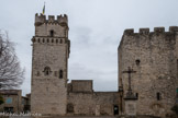 <strong>Saint-Laurent-des-Arbres</strong> <br> L'église de Saint-Laurent-des-Arbres fut construite aux XIe et XIIe siècles, fortifiée au XIVe siècle et ruinée par les protestants au XVIe siècle.