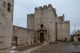 <strong>Saint-Laurent-des-Arbres</strong> <br> L'église fortifiée. Élevée sous le vocable de St-Laurent, elle appartenait par filiation féodale, au seigneur laïc Laudoyn qui en fit don en 919 à l'évêché d'Avignon.

Située jadis dans une enclave de l'ancien diocèse d'Avignon en terre Languedocienne, l'église romane, construite traditionnellement en forme de croix latine, a reçu au 14ème, un appareil défensif, que l'on attribuerait à l'évêque Jacques Deuze (ou Duèze), futur Pape Jean XXII (1316-1334).

Typiquement issue de l'art roman provençal, cette église est classée monument historique depuis 1892. Elle est une très belle étape dans les itinéraires romans du sud-est de la France.