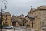 <strong>Saint-Laurent-des-Arbres</strong> <br> Porte du Sud. Les Grecs de Marseille, lassés des incursions et des sévices que leur faisaient subir leurs voisins, les Saliens et les Voconces, demandèrent aux Romains, leurs alliés de les secourir. Ces derniers intervinrent à plusieurs reprises, en 143, 125 et 124 avant l'ère commune. Le proconsul romain Domitius Ahenobarbus acheva la conquête. Il vainquit d'abord les Gaulois sur la Sorgue en 121 avant l'ère chrétienne, puis les Allobroges et les Arvernes, enfin les Ruthènes qui lui abandonnèrent l'Albigeois. Désormais, Arbor, le village de l'arbre, fut inclus dans le pays conquis, la civilisation romaine s'étendit.