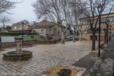 <strong>Saint-Laurent-des-Arbres</strong> <br> Cette place est construite sur l'emplacemment des fossés, qui précédaient les remparts du XIVe, élevés lors de la guerre de 100 ans.