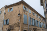 <strong>Saint-Laurent-des-Arbres</strong> <br> En haut de cette maison , on peut remarquer sur la façade latérale une génoise, tandis que sur la façade principale, on a une corniche taillée. Les petites fenêtres du haut nous indiquent qu'on y élevait des vers à soie. C'est maintenant une résidence d'artistes.