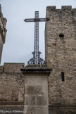 <strong>Saint-Laurent-des-Arbres</strong> <br> L'église fortifiée. Cette croix indique l'ancien cimetière. Ce n'est pas une croix de mission.