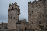 <strong>Saint-Laurent-des-Arbres</strong> <br> L'église romane fortifiée, et le donjon (féodal). La maçonnerie présente de nombreuses traces d'appareil en arête-de-poisson (opus piscatum). On utilisait cette méthode quand les pierres étaient fines.