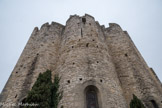 <strong>Saint-Laurent-des-Arbres</strong> <br> Le chevet de l'église fortifiée. Sa maçonnerie est percée de nombreux trous de boulin (trous destinés à ancrer les échafaudages). La tour centrale correspond à l'abside, les tours latérales aux absidioles.