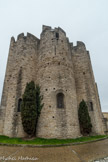 <strong>Saint-Laurent-des-Arbres</strong> <br> Le chevet de l'église fortifiée. Cet imposant chevet fut surélevé au XIVe siècle dans un but défensif et prenant l'allure d'une triple tour surmontée de créneaux et de meurtrières.