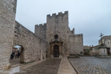<strong>Saint-Laurent-des-Arbres</strong> <br> L'église fortifiée. Jacques Duèze en fait surélever les murs, les hissant à 16 m de hauteur, les dotant de meurtrières sur plusieurs niveaux et au sommet, d'un solide crénelage. Pour compléter, il fait créneler également le clocher carré. Une ordonnance prescrit alors aux habitants des villages voisin de se réfugier, avec leurs bestiaux et leurs biens, derrière les murs de Saint-Laurent-des-Arbres en cas de menaces pressantes. L'espace clos déterminé au-dessus de la voûte de la vieille église offrait un vaste emplacement propre à abriter la population en cas de danger.