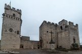 <strong>Saint-Laurent-des-Arbres</strong> <br> L'église romane fortifiée, et le donjon (féodal). Jacques Duèze, évêque d'Avignon de 1310 à 1312, puis pape sous le nom de Jean XXII de 1316 à 1334, fait construire à Saint-Laurent-des-Arbres un château fort surmonté d'un donjon, le tout attenant à l'église, qu'il fait également fortifier.