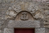 <strong>Saint-Laurent-des-Arbres</strong> <br> Blason en relief au-dessus d'une porte du donjon féodal. Ce blason est celui de la ville.