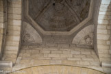 <strong>Saint-Laurent-des-Arbres</strong> <br> L'église fortifiée. A gauche, l'homme de Saint Mathieu ( Il commence son évangile par la généalogie humaine de Jésus), A droite, le lion de Saint Marc (Il cite Isaïe : Je suis la voix qui crie dans le désert. A l’époque, les lions étaient encore fréquents dans les régions désertiques).