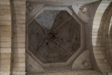 <strong>Saint-Laurent-des-Arbres</strong> <br> L'église fortifiée. Dans les trompes, le Tétramorphe qui est la représentation symbolique des quatres évangélistes : en haut, à gauche, l’aigle, puis dans le sens des aiguilles d'une montre, le taureau, le lion et  l’homme, ces 4 figures étant toujours ailées.