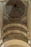 <strong>Saint-Laurent-des-Arbres</strong> <br> L'église fortifiée. A gauche, l'aigle de saint Jean (Le prologue de Jean dans l’Apocalypse est d’une telle élévation, que seul l’aigle peut voler aussi haut). Pour Saint Luc, c'est le taureau ( L’annonce de la naissance de saint Jean Baptiste est faite au prêtre Zacharie. Celui-ci pratiquait les sacrifices imposés par sa fonction sacerdotale et le sacrifice d’expiation est un taureau sans défaut). D'après Saint Jérôme.