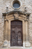 <strong>Saint-Laurent-des-Arbres</strong> <br> L'église fortifiée. Le  portail de style classique ajouté au XVIIe siècle.