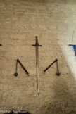 <strong>Saint-Laurent-des-Arbres</strong> <br> Le donjon féodal. Une épée et deux masses d'armes (reconstitutions).