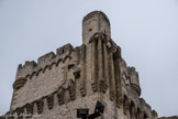 <strong>Saint-Laurent-des-Arbres</strong> <br> Le donjon féodal. Les mâchicoulis qui permettaient de laisser tomber des projectiles sur l'ennemi.