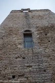 <strong>Saint-Laurent-des-Arbres</strong> <br> La tour Ribas. La bretèche permettait de défendre la porte qui se trouvait en dessous. On accédait à cette porte par une échelle de bois qu'on pouvait enlever.