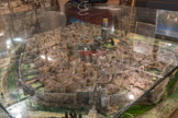 <strong>Saint-Laurent-des-Arbres</strong> <br> La tour Ribas. La maquette réalisée à partir d’archives, qui représente la cité telle qu’elle pouvait apparaître au Moyen Âge et jusqu’aux environs de 1750.