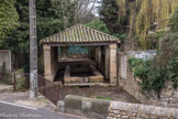 <strong>Saint-Laurent-des-Arbres</strong> <br> Le lavoir. Situé en contrebas du village, il a été construit en 1866 sous le Second Empire, le maire de cette époque était Alexis Martin. C'est un lavoir public, établi au fil de l'eau, en bordure du 