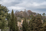 <strong>Sabran</strong> <br> Sabran est le village d'origine d'une famille seigneuriale, les Sabran qui semble être possessionnés dans la région depuis les IXe-Xe siècles. En effet, ces seigneurs possède de nombreux biens entre la vallée de Cèze et le Rhône avec Saint-Victor-la-Coste, Tresques, Cavillargues, Sabran, Montclus...  et même au-delà avec Robion, Baudinard.

Un certain Rostaing de Sabran (960-997), vassal de Raymond Taillefer (975-1037),
comte de Toulouse, d'Albi et du Quercy, obtint le site de Sabran vers 990.
Le fils de Rostaing 1er de Sabran, Emmemon 1er (990-1029), succéda à son père et à
ce titre figura aux côtés du comte Guillaume III de Toulouse (975-1037), le 18 décembre 1029, lors de la fondation du monastère de Saint Pierre de Sauve. 

Rostaing II de Sabran (1020-ap 1055) devint le nouveau seigneur de Sabran en 1029, il est à l'origine de la lignée des Sabran du Caylar-Uzès-Ansouis et autres lieux..

Guillaume 1er de Sabran (1055-ap 1105), qui succéda à Rostaing II, accompagna son suzerain, le comte Raymond IV de Saint Gilles (1092-1105), à la Première croisade en Terre Sainte.

En 1098, Guillaume 1er participa au siège d'Antioche en défendant un pont et en capturant les fils du gouverneur de la cité musulmane. En juin 1099, il aida au débarquement des troupes génoises à Jaffa ; et le 15 juillet, entra dans Jérusalem.