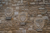 <strong>Sabran</strong>  <br> Les armoiries des différentes branches des Sabran. La maison de Sabran est une illustre famille de Provence d'extraction chevaleresque éteinte en 18471 en la personne d'Elzéar-Louis de Sabran. Sans enfant de Victorine-Antoinette de Pontevès, iI institua comme héritiers les deux neveux de sa femme : Edouard et Léonide de Pontevès-Bargème en faveur desquels une ordonnance royale de 1828 et des lettres patentes de 1829 autorisèrent la transmission du titre de duc de Sabran.<br>
Guillaume Ier eut comme fils Rostaing, seigneur d'Uzès, qui épouse Constance Amic et  c'est elle qui apporte Ansouis dans la famille de Sabran. Un deuxième fils, Rainier de Sabran, épouse Garsende, comtesse de Forcalquier, fille de Guillaume IV de Forcalquier. Leur fille Garsende se marria avec  Raimond Bérenger IV ou V de Provence, leur quatre filles se marrièrent avec quatre rois.<br>
La Maison d'Arpajon, branche puînée des comtes de Rodez,  fut l'une des plus grandes familles du Rouergue, du Moyen Âge à son extinction au XVIIIe siècle. Elle tirait son nom d'une seigneurie gentilhommière qu'elle possédait et qui comptait sur son territoire un château de ce nom situé dans le Gévaudan. Mabille d’Arpajon, fille de Béranger I d’Arpajon, née en 1305, épouse de  Guirand VI de Simiane, petit-fils de Marcelle d’Agoult-Pontevés, était de l’entourage de Delphine de Signe-Glandevès, originaire du château de Puimichel, qui avait épousé virginalement Elzéar de Sabran, qui fut sanctifié.