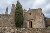<strong>Sabran</strong>  <br> Le château de Sabran, placé au sommet d'une colline boisée, occupe une terrasse comportant
quatre tours associées à des portions de remparts de 2 mètres d'épaisseur et une chapelle castrale.