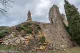<strong>Sabran</strong>  <br>  Au XIVe siècle, avec les bandes de routiers sillonnant la région, les Sabran entamèrent une vaste campagne de travaux de renforcement de leur forteresse, en l'agrandissant notamment. Les Grandes compagnies de 1356 à 1374, et les Tuchins, 1381 à 1383, s'attaquèrent à Sabran, ébranlant quelque peu les murailles du château et  obligeant les seigneurs du lieu, à  entreprendre des travaux de consolidation.