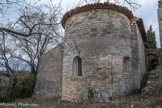 <strong>Sabran </strong> <br> Le chevet de la chapelle castrale qui fut restaurée dans les années 1980-1990.