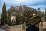 <strong>Sabran</strong>  <br> Le château, construit au XIe s, est positionné sur un promontoire naturel et rocheux surplombant la vallée de la Cèze. Le site constitue une vigie  naturelle intéressante sur les alentours et le lointain. C'est sous les premières guerres de religion (1560-1597) que le château de Sabran fut détruit ; occupé en 1573 il ne fut délivré par le duc d'Uzès qu'en 1575, puis l'édifice fut abandonné. Après de nombreuses péripéties, les ruines du château sont revenues dans le giron familial des de Sabran. Etagé sur trois niveaux, délimité chacun par un rempart, le castrum de Sabran possède aujourd’hui quatre tours dont les vestiges sont remarquables, les bâtiments attenants (aula, annexes, …) et une chapelle castrale.