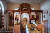 <center>St Hermogène</center>L'iconostase. Le premier « art figuratif chrétien » se rencontre d'abord dans les catacombes de Rome. Il s'agissait d'un art de la clandestinité, crypté, à valeur symbolique. La tradition orthodoxe attribue les premières icônes de la Vierge Marie à l'Evangéliste saint Luc. Il en aurait peint trois après la Pentecôte, qui auraient servi de prototypes par la suite. Vers les IVe et Ve siècles, à partir de la paix constantinienne, l'icône connaît une réelle floraison. Elle veut présenter l'exemple de saints personnages, en garder la mémoire, illustrer les principaux événements de l'Ancien et du Nouveau Testament. À partir du milieu du VIe siècle, dans le cadre d'un empire désormais christianisé, l'icône se répand dans la piété populaire. À cette époque apparaissent les légendes sur les icônes d'origine miraculeuse ou apostolique. Lorsque, en 726, l'empereur byzantinLéon III prend position contre le culte des images (ou icônes,) il suscite l'indignation à travers tout l'empire. Ainsi naît l'iconoclasme, mais le pape Grégoire II, ne l'approuve pas.  Jean Damascène prend la défense de images. Il défend la thèse suivant laquelle si les artistes chrétiens font des images de Dieu incarné,  ayant vécu avec les hommes et assumé leur nature, l'ancienne interdiction de l'ancien Testament est abolie grâce à l'Incarnation qui change la relation entre Créateur et créatures. À la mort de Léon IV, en 780, son épouse Irène assuma la régence. Iconophile, elle convoque le Deuxième concile de Nicée, en 787, afin d'annuler les décisions du concile de Hiéreia de 754. Le culte des images fut restauré. Il faut distinguer l'image, objet de vénération relative, avec l'adoration réservée à Dieu seul.