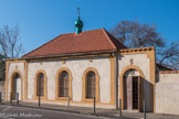 <center>St Hermogène</center>Située au 100 de l’avenue Clot Bey, la paroisse St Hermogène a été fondée dans les années 30 pour les émigrés russes que la révolution de 1917 avait rejetés loin de leur pays.
Les premiers paroissiens ont eux-mêmes transformé en église orthodoxe le petit bâtiment (ancien octroi de la ville), concédé à la communauté russe par la municipalité. Ils y ont édifié un petit bulbe, surmonté d'une croix, une coupole intérieure, une iconostase dont les portes ouvrent sur le sanctuaire.<br>
Hermogène (avant 1530 - 17 février 1612) est né dans une humble famille de la région de Vologda en Russie, il fut élevé dans le monastère de Kazan. Prêtre séculier dans la paroisse de Saint Nicolas, il fut le témoin de l'apparition miraculeuse de l'icône de la Mère de Dieu.
Après la mort de son épouse, il devint moine au monastère de la Transfiguration, puis métropolite de Kazan, en 1589, et œuvre à l'évangélisation des Tatares. Il écrivit d'importants ouvrages de théologie durant le 