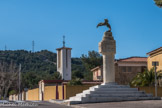 <center>Martigues</center> Le premier mémorial, érigé par la Chambre de Commerce de Marseille en 1935, se trouve dans le village de La Mède (Châteauneuf-lez-Martigues), près du bord de l'étang de Berre, à l'endroit où l'hydro-aéroplane avait décollé en 1910 : il représente un canard en vol au sommet d'une colonne.<br>
A cette époque presque tous les aviateurs s’essayèrent aux hydravions, mais c’est bel et bien Fabre qui réalisa le premier véritable appareil de ce type. Désigné Canard celui ci était un étonnant monoplan à ailes médianes, sans véritable fuselage puisque le pilote, Fabre lui-même, prenait place sur une grosse poutrelle en bois, véritablement à cheval sur la structure. Mais le génie du Canard résidait dans ses quatre flotteurs de forme cylindrique.