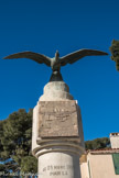 <center>Martigues</center> Le sculpteur est Ary Bitter, sculpteur animalier, né à Marseille en 1883 et mort à Paris en 1973. Il a sculpté le groupe Lion et Enfant de l'escalier monumental de la gare St Charles.