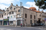 Saint Irénée. <br> Alors qu’il existait déjà de nombreuses églises orthodoxes à Marseille, dont la première fut fondée en 1820, pourquoi en construire une nouvelle à la fin du 20ème siècle dans le quartier de la Capelette ? Les églises orthodoxes, antérieures à Saint-Irénée, étaient des églises grecques ou russes, on y célébrait, et on y célèbre, les offices orthodoxes en grec ou en slavon…le fondateur de la Paroisse Saint Iréné, le Père Cyrille Argenti a souhaité créer dans un ancien entrepôt une église orthodoxe de langue française. La coupole est inspirée de celle de sainte Sophie.