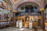 Saint Irénée. <br> La communauté francophone  Saint- Irénée est une paroisse de la Métropole Grecque Orthodoxe  de France placée sous l'Omophore de son Éminence le Métropolite de France Emmanuel, Exarque pour l'Europe de Sa Sainteté le Patriarche Bartholoméos 1er, Primus inter pares de la Communion Orthodoxe Archevêque de Constantinople et Patriarche Œcuménique.  La Métropole de France a été confiée par le Saint Synode du Patriarcat, lors de sa séance du 20 janvier 2003, à l’Évêque de Reggio, Monseigneur Emmanuel. Le Métropolite de France est le Président de l'Assemblée des Évêques Orthodoxes de France.  Il est aussi le Directeur du bureau de l’Église Orthodoxe auprès de l’Union Européenne à Bruxelles. Il est le Président de la Commission de dialogue théologique entre l’Église Orthodoxe et les Églises Orientales Anciennes. Il préside, au nom du Patriarcat Œcuménique, les dialogues mondiaux entre l’Église Orthodoxe, le Judaïsme et l'Islam. Les fresques du choeur sont d'origine grecque, avec leurs personnages hiératiques, tandis que celles du poutour sont d'origine russe, plus colorées, plus légères.
