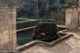 Le bassin avec sa fontaine.
