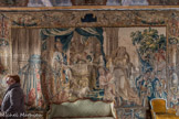 Tapisserie des Flandres, représentant Tamerlan et la fille de Bajazet, ce dernier, prisonnier dans la cage en fer, après la bataille d'Angora (Ankara) qui vit la victoire de Tamerlan.