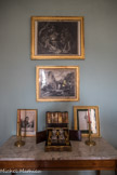 Dès 1798, le célèbre peintre Marius Granet, ami inséparable d’Auguste de Forbin, frère de Palamède, qui, invité au château régulièrement, participera activement à sa décoration. A gauche, Granet. A droite, Louis Nicolas Philippe Auguste de Forbin (1777 - 1841), peintre, élève de David, directeur du musée du Louvre. Au-dessus, deux oeuvres de Jean-Antoine Constantin, leur professeur.