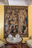 La tapisserie représente Clovis. Sur la table, un bourdaloue.