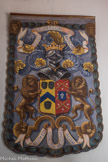 Le blason, avec à droite les armes des Forbin : trois têtes de léopard, un chevron, une couronne de marquis,  un heaume de Comte. A gauche celles des Villeneuve. Roselyne de Villeneuve-Trans-Flayosc a été mariée à Palamède de Forbin La Barben, marquis de Forbin La Barben, au XIXème siècle. Elle est de la famille des de Villeneuve, châtelains de Roquefort la Bédoule depuis le XIIème siècle. En bas, la devise des Forbin. En haut, celle de Palamède La Barben : le plus doux plus fort.