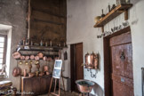 Le dernier propriétaire, en partant, a laissé une collection de meubles et d'objets complète.