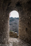 La poterne d'entrée, avec un reste de remparts du XIe.