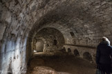 La salle des gardes. On y voit encore les arches qui permettaient de poser un plancher. Sous ce plancher en bois était enfoui de la paille qui servait d'isolant pour le froid.