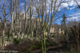 En 1064, le territoire de La Barben appartient à l’Abbaye de Saint Victor de Marseille. Le Château appartient en 1143 à Pierre de Pontevès, Seigneur de Lambesc. En 1387, Guillaume de Pontevès, selon Nostradamus, s’étant jeté dans le parti contre Louis II d’Anjou, la terre de La Barben lui est enlevée.
Le Roi René réunit la terre au Domaine et devient propriétaire du château en 1439. Il cède le château le 18 Juin 1453 à sa fille Yolande de Lorraine qui, en 1474, l’échange avec son père contre le château de Valbonette. Le Roi René vend le 10 Juin 1474 le Château de La Barben à Jean II de Forbin, frère de Palamède dit “Le Grand”, qui joua un rôle primordial dans la réunion de la Provence et du Royaume de Louis XI. Il en résulte la devise des Forbin présente dans tout le château “J’ai fait le Roi Comte, le Comte m’a fait Roi”.