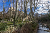 Le château de la Barben, situé entre Salon de Provence et Aix en Provence, est l’un des plus beaux châteaux que possède la Région PACA. Le célèbre peintre aixois Marius Granet, qui y fit de nombreux séjours, écrit “La Barben est le plus pittoresque et le plus ancien château de Provence”.
L’emplacement de ce château, situé dans un environnement grandiose surplombant un oasis de verdure dû aux eaux abondantes du Vallon de Maurel et de La Touloubre (ici, à droite), serait selon certains auteurs l’ancienne Pisavis près de laquelle passait la voie Aurélienne. Sous la rampe d’accès au château, se succèdent des orangeries et des serres, fermées par des portes métalliques du XIXème siècle, puis des arcades qui laissent entrevoir des blocs de rocher sur lesquels est construit l’ensemble de l’édifice.