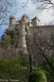 Château fort conçu pour la défense, il fut bâti sur d’énormes rochers qui le rendent imprenable. Ses tours, tourelles et terrasses suspendues, se marient avec la nature pour former une unité qui confère à ce site sa beauté et son mystère. Au premier plan, le puits. A gauche, la tour ronde dite de 