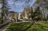 Si nous devons à Gaspard de Forbin, 1er Consul d’ Aix , Procureur du pays et fidèle à Louis XIII, d’avoir reconstruit au XVIIème siècle de grandes parties du château féodal brûlé par « les Cascavéous«, nous devons à Louis de Forbin, capitaine de vaisseau, lieutenant général des armées du roi Louis XIV, d’avoir fait construire les grands remparts, les greniers à blé, les parties souterraines voûtées qui mènent au splendide jardin à la française.