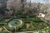 Délimité d’un côté par la rampe d’accès au château qui le surplombe, de l’autre par la rivière la Touloubre en contrebas, la création de ce jardin présente « l’une des compositions les plus remarquables des jardins de château en Basse Provence à l’Epoque Classique» avec une mise en scène des espaces de grande qualité.