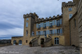 La superbe cour d'honneur avec ses escaliers Henri IV, imitation de celui du château de Fontainebleau.