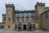 Au Sud, entre des tours médiévales, émerge un ravissant petit château de plaisance avec fenêtres et balcons en fer forgé d’Epoque Classique, flanqué d’un superbe escalier à double révolution Henri IV. L’origine de la transformation des lieux est due à la révolte contre l’Edit des Elus émanant de Richelieu en 1630. Le roi Louis XIII condamna les communautés d’Aix ayant participé à cette émeute à indemniser le Seigneur de La Barben. La forteresse médiévale, campée sur ses rochers, profita alors pleinement du siècle des Lumières et devint un château où austérité et classicisme s’allient pour donner à ce bâtiment un charme et un pittoresque uniques. Les tours carrées sont du XIVe.